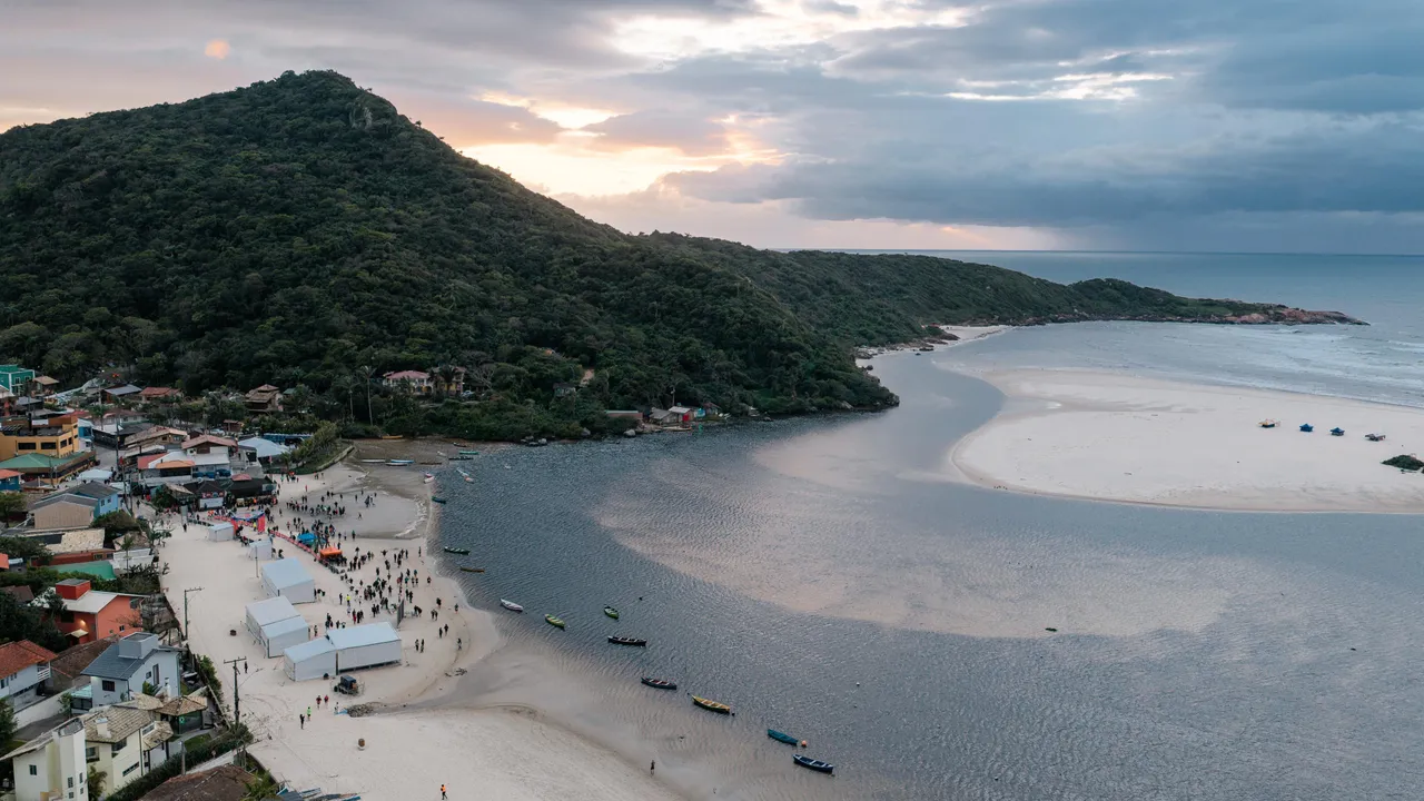 Encontro do Rio da Madre com o mar na Guarda do Embaú