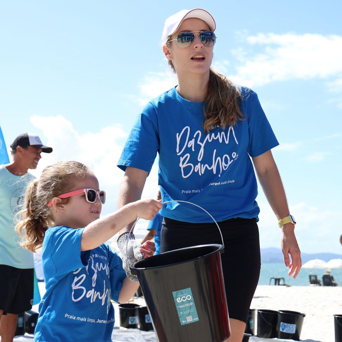 Voluntárias fazendo limpeza da praia