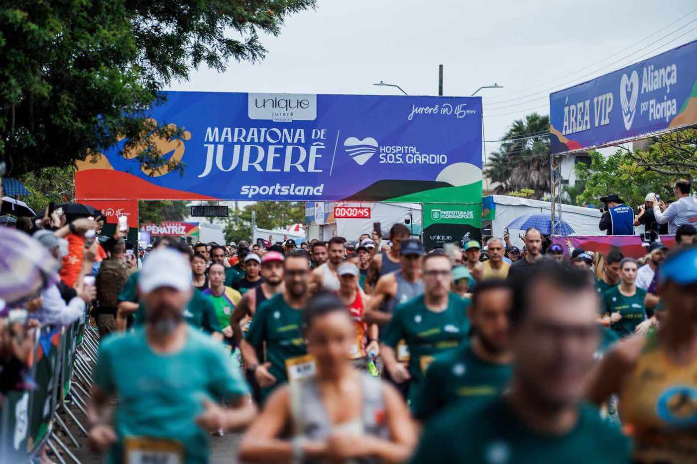 Multidão de corredores na largada da Jurerê Marathon