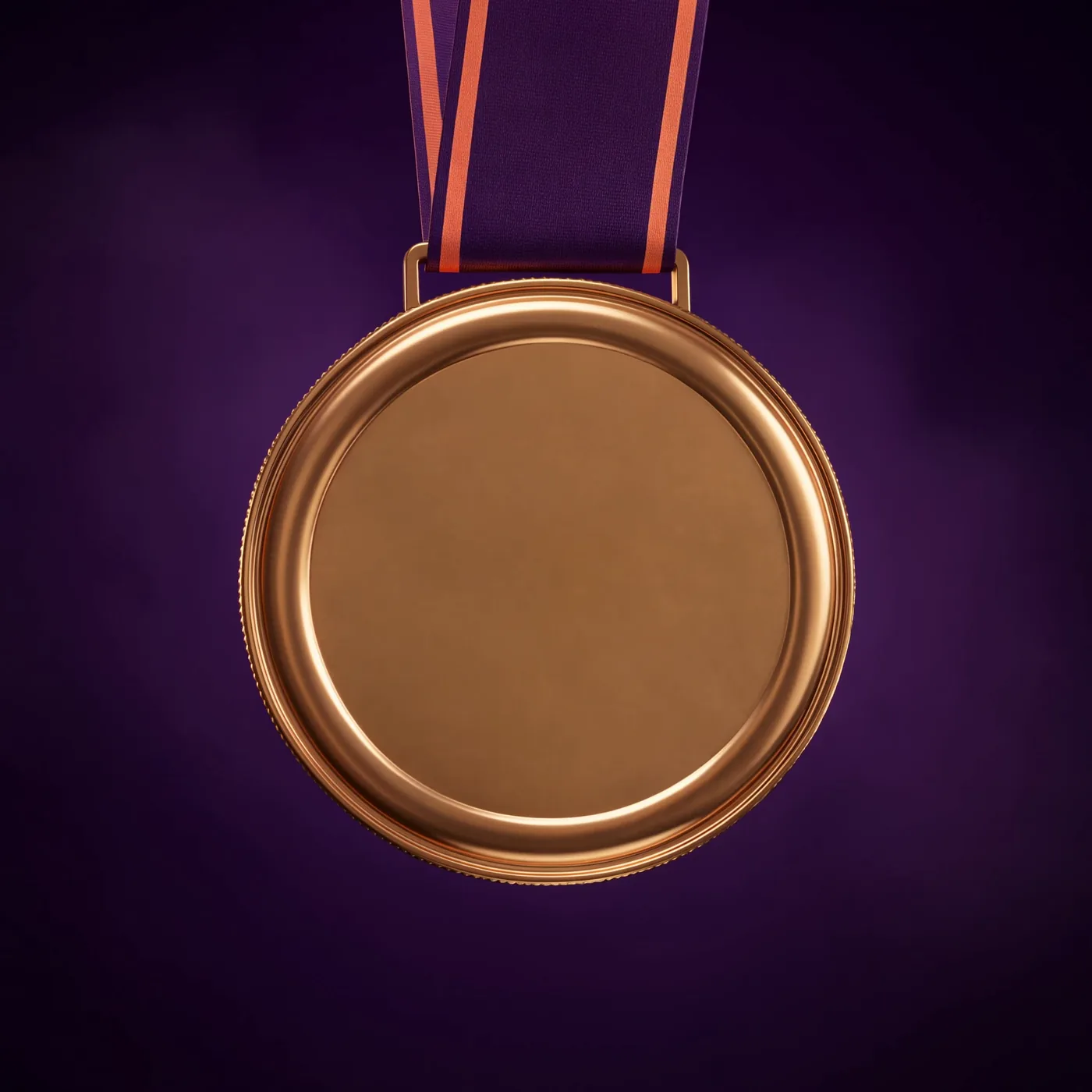 Reverso dorado y liso de una medalla, colgada de la cinta violeta, con el grabado del nombre y el tiempo