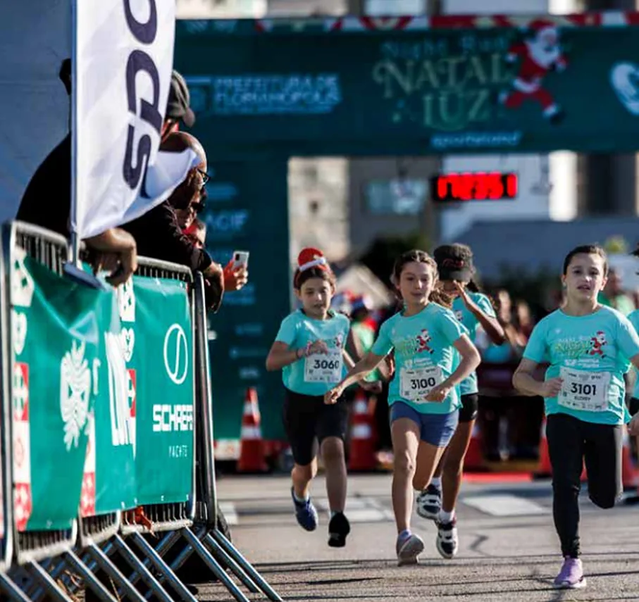 Chicos corriendo en la Corrida Kids de Navidad