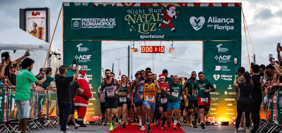 Pelotón largando bajo el pórtico de la Night Run Natal Luz 2025