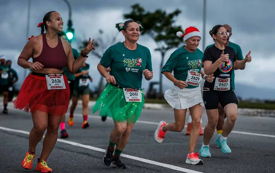 Corredoras con pollera de tul y gorro navideño