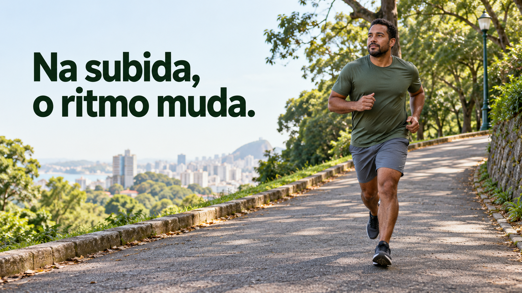 Corredor em camiseta verde-musgo percorre uma subida suave em um parque arborizado.