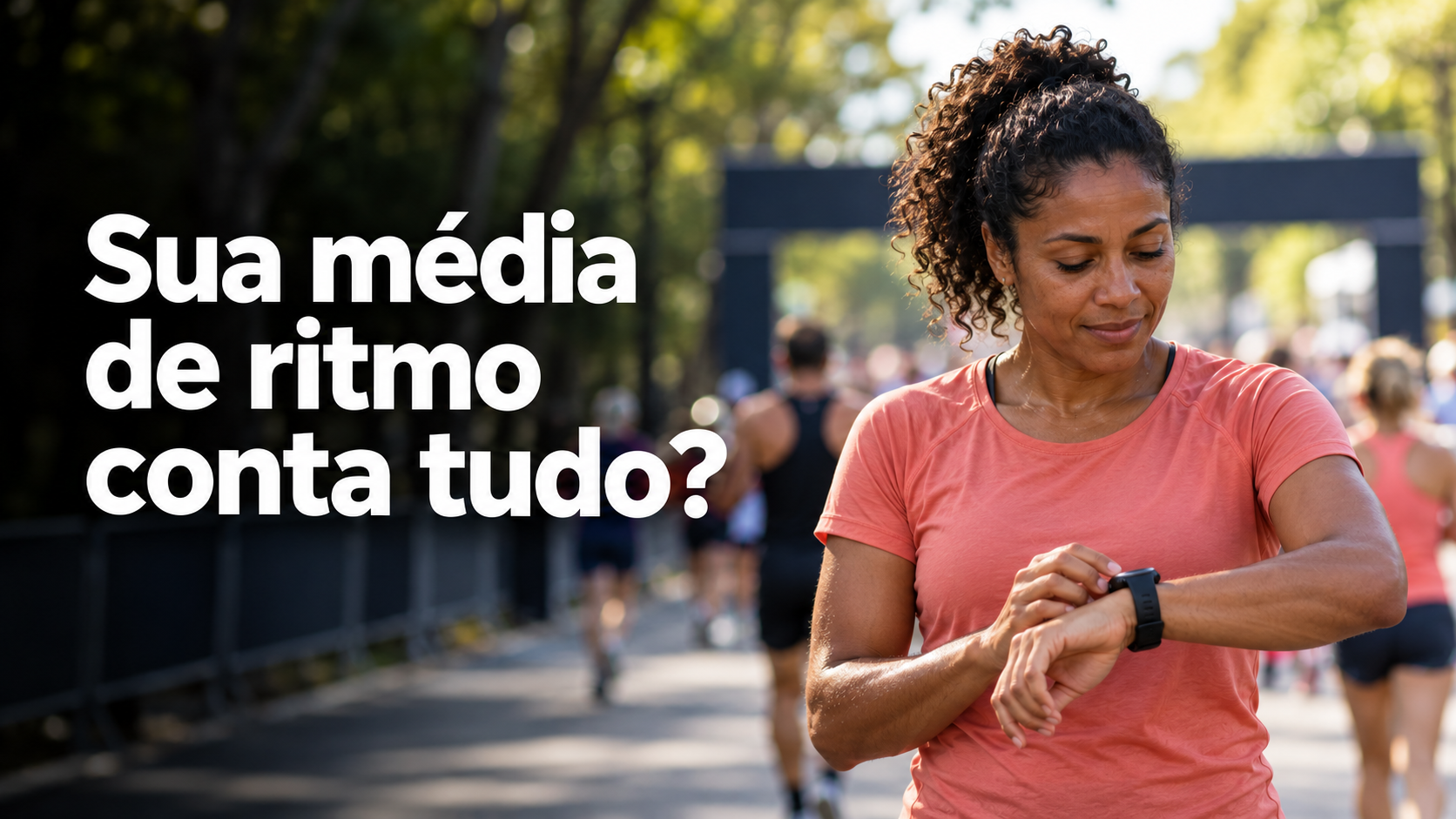 Corredora com camiseta coral consulta seu relógio esportivo após uma prova, com outros participantes desfocados ao fundo.